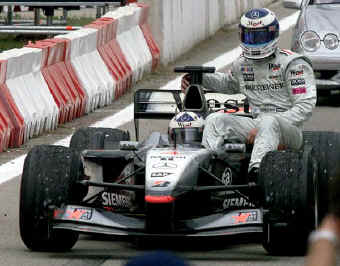 2001 Barcelona - Coulthard vozi Hakkinena